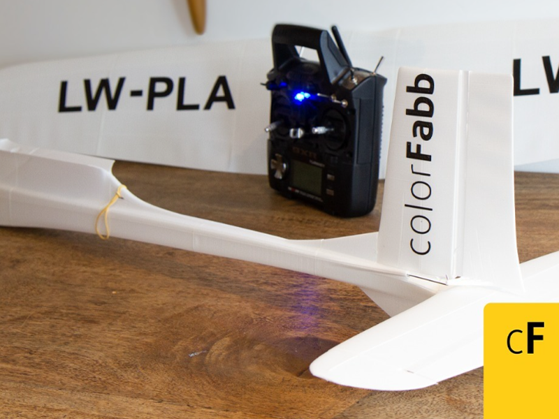 Un avión RC ligero impreso en 3D con el material LW-PLA